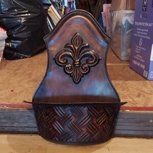 Elegant Brown Wall Decor with Fleur-de-Lis